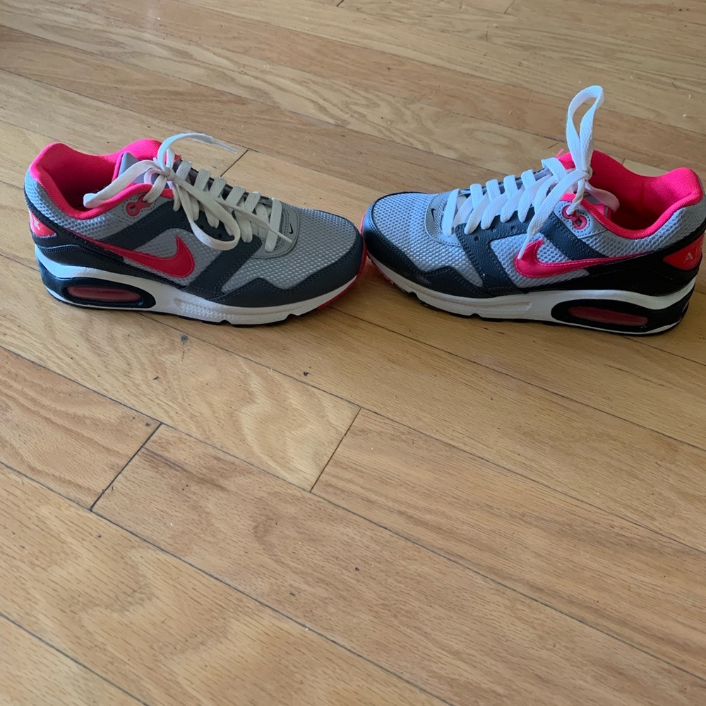 Nike - Picture 2 of 4